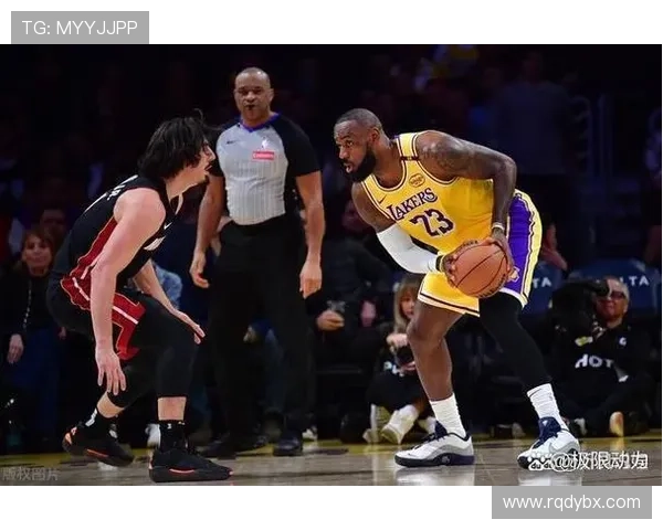 詹姆斯复出带领湖人赢得关键胜利 双方队员积极互动展现团队精神