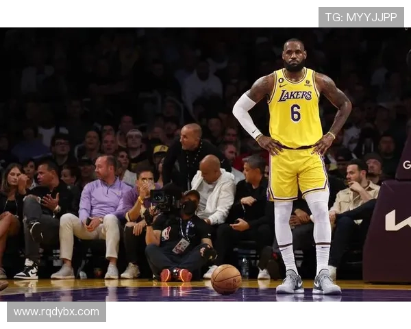 詹姆斯领衔湖人全队新赛季备战，NBA各队阵容调整引发新一轮竞争热潮